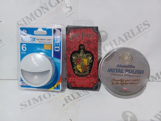 APPROXIMATELY 15 ASSORTED HOUSEHOLD ITEMS TO INCLUDE METAL POLISH, HARRY POTTER GRYFFINDOR CREST KEYCHAIN, NIGHT LIGHT, ETC