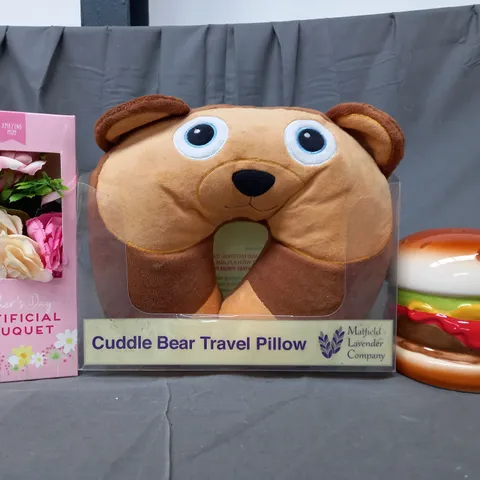 BOX OF APPROXIMATELY 20 ASSORTED HOUSEHOLD ITEMS TO INCLUDE MOTHER'S DAY ARTIFICIAL BOUQUET, CUDDLE BEAR TRAVEL PILLOW, NOVELTY BURGER MONEY BANK, ETC - COLLECTION ONLY