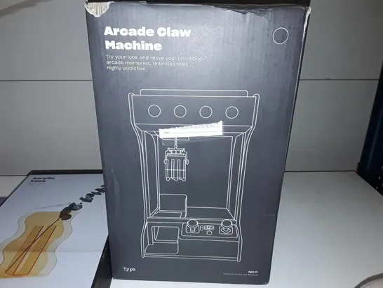 LOT OF ASSORTED HOUSEHOLD ITEMS TO INCLUDE ARCADE CLAW MACHINE, NOTEBOOKS AND CANDLE HOLDERS