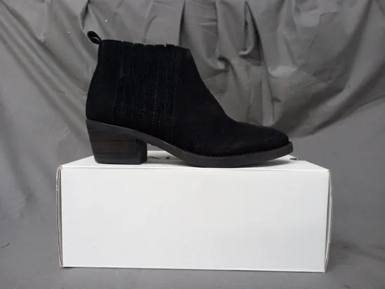 BOXED PAIR OF ALDO SUEDE ANKLE BOOTS IN BLACK SIZE 4