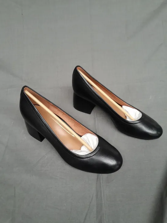 BOXED PAIR OF VIONIC BLACK BLOCK HEEL PUMP SIZE 6