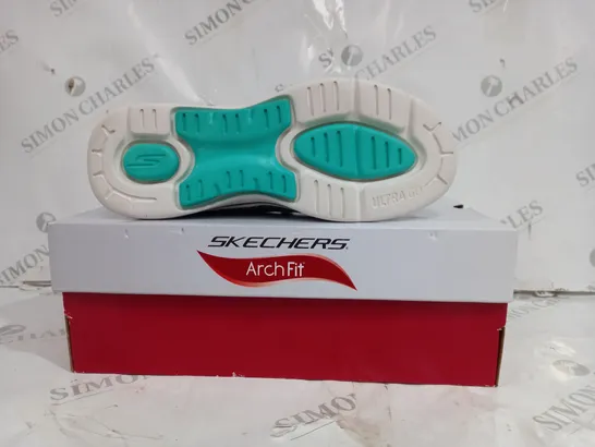 BOXED PAIR OF SKECHERS GO WALK ARCH FIT TRAINER IN CYAN TEXTILE SIZE 6