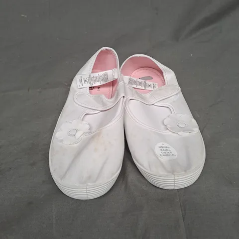 BOXED LOT OF APPROX 40 PAIRS OF CHILDREN'S WHITE PUMPS WITH FLOWER DETAIL. VARIOUS SIZES