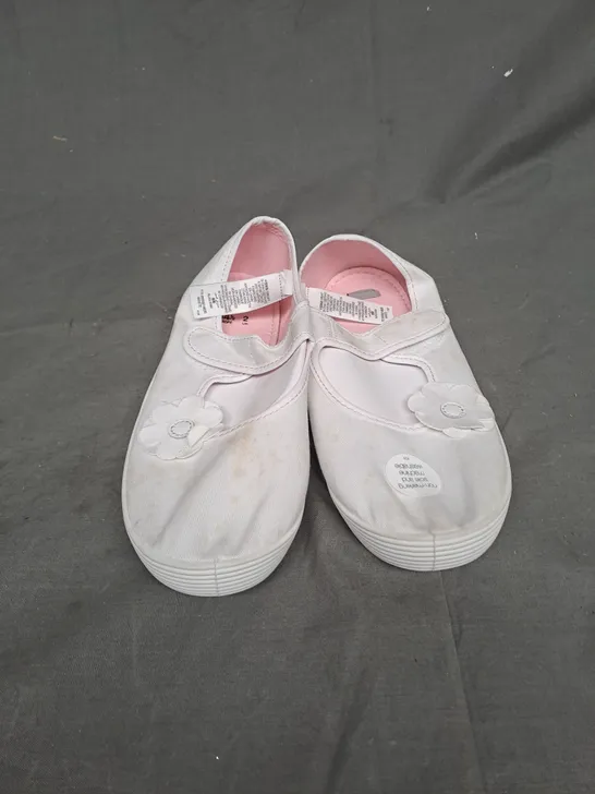 BOXED LOT OF APPROX 40 PAIRS OF CHILDREN'S WHITE PUMPS WITH FLOWER DETAIL. VARIOUS SIZES