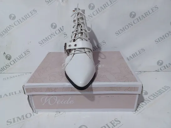 BOXED PAIR OF NEIDE POINTED TOE LOW BLOCK HEEL SHOES IN WHITE EU SIZE 40