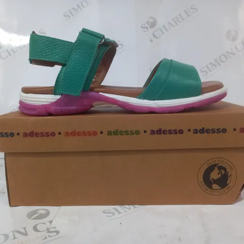 BOXED PAIR OF ADESSO OPEN TOE SANDALS IN GREEN/PINK SIZE 8