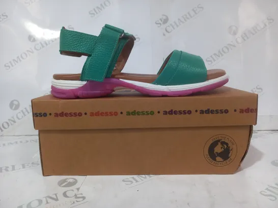 BOXED PAIR OF ADESSO OPEN TOE SANDALS IN GREEN/PINK SIZE 8