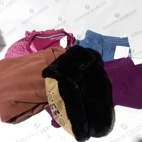 FIVE ASSORTED ITEMS OF CLOTHING TO INCLUDE HOODED JUMPER, LOUNGEWEAR, TROUSERS