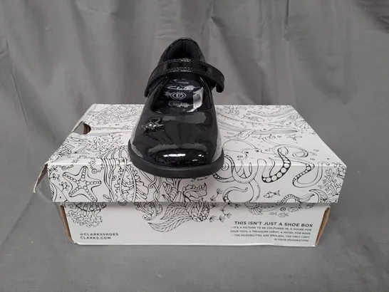 BOXED PAIR OF CLARKS ETCH FUN SHOES IN GLOSSY BLACK UK SIZE 2.5