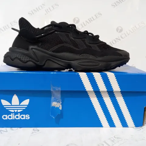 BOXED PAIR OF ADIDAS OZWEEGO SHOES IN BLACK UK SIZE 7