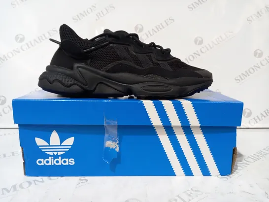 BOXED PAIR OF ADIDAS OZWEEGO SHOES IN BLACK UK SIZE 7