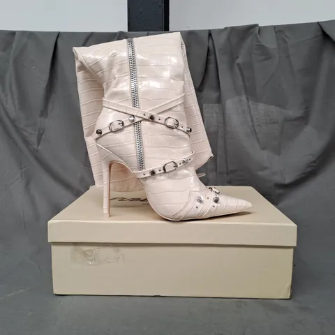 BOXED PAIR OF PUBLIC DESIRE POINTED TOE KNEE HIGH BOOTS IN CREAM UK SIZE 4