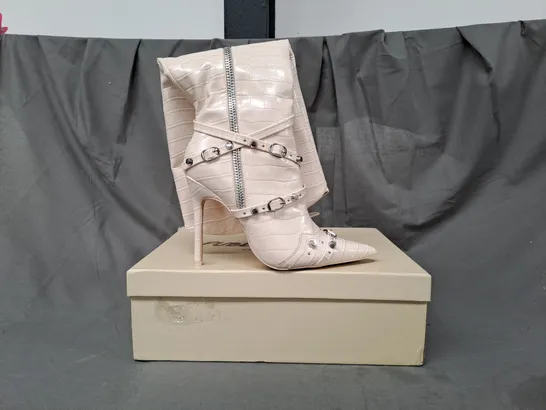 BOXED PAIR OF PUBLIC DESIRE POINTED TOE KNEE HIGH BOOTS IN CREAM UK SIZE 4