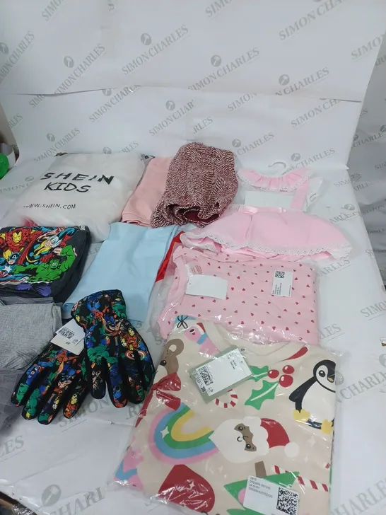 LOT OF ASSORTED KIDS CLOTHING ITEMS TO INCLUDE PYJAMAS, T-SHIRTS AND TROUSERS 