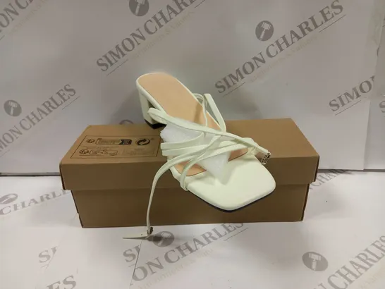 BOXED PAIR OF BLOCK HEEL SANDALS UK SIZE 6