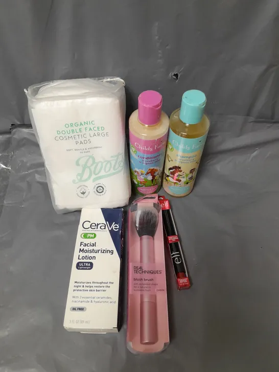 APPROXIMATELY 20 ASSORTED COSMETICS PRODUCTS TO INCLUDE - CHILD'S FARM SHAMPOO AND CONDITIONER - CERAVE FACIAL MOISTURIZING LOTION - REAL TECHNIQUES BLUSH BRUSH - ETC 