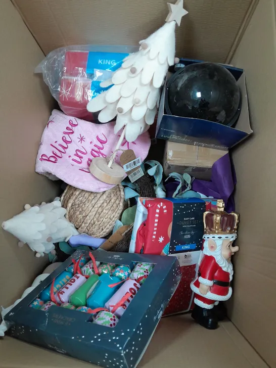 BOX OF APPROX 10 ASSORTED ITEMS TO INCLUDE - DUVET SET, MINI CRACKERS, CHRISTMAS DÉCOR ETC