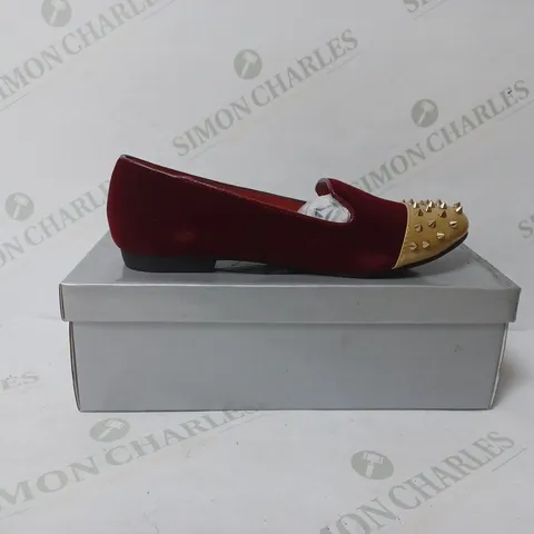 BOXED PAIR OF CASANDRA SLIP ON SHOES IN BORDEAUX SIZE 4