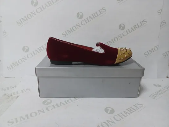 BOXED PAIR OF CASANDRA SLIP ON SHOES IN BORDEAUX SIZE 4