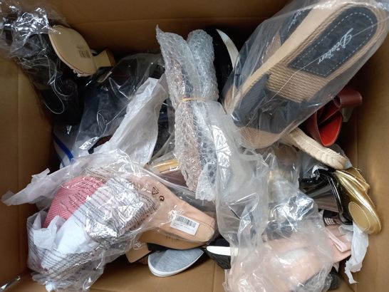 BOX OF A LARGE QUANTITY OF ASSORTED DESIGNER FOOTWEAR ITEMS TO INCLUDE PAVERS, LILLEY, SOFTLITE ETC