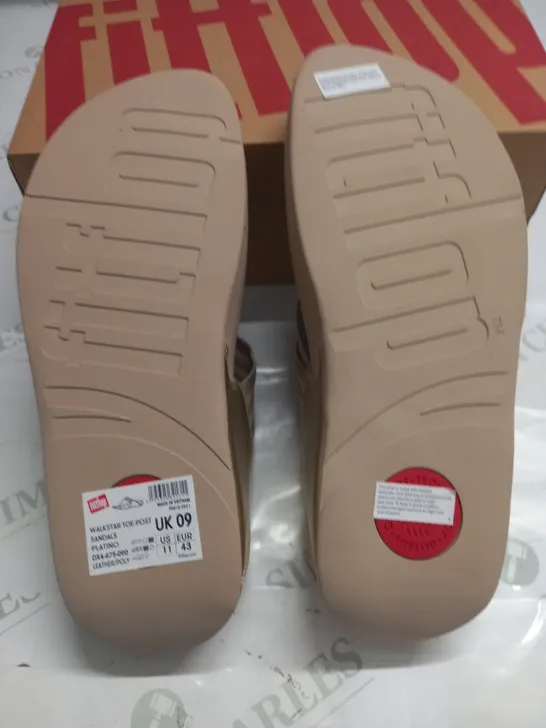 BOXED PAIR OF FITFLOP WALKSTAR TOE-POST SANDALS IN PLATINO - UK 9