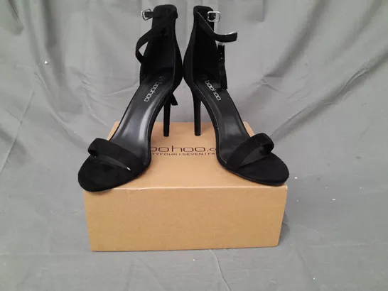 BOXED PAIR OF BOOHOO OPEN TOE HIGH HEEL SHOES IN BLACK SIZE 7