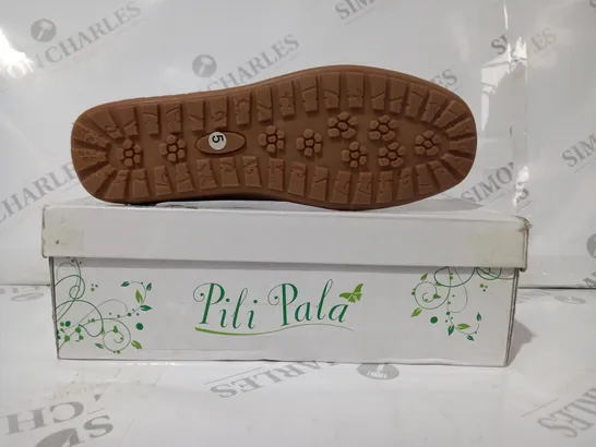 BOXED PAIR OF PILI PALA LEATHER LOAFERS IN SAND COLOUR UK SIZE 5