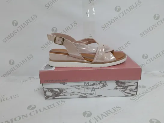 BOXED PAIR OF MODA IN PELLE OLANNA SANDALS IN ROSE GOLD METALLIC SIZE 6 