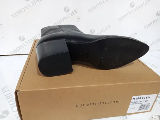 BOXED PAIR OF DUNE LONDON POINTED TOE LOW BLOCK HEEL ANKLE BOOTS IN BLACK SIZE 7