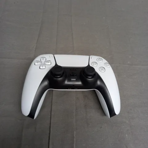 PLAYSTATION 5 GAME CONTROLLER