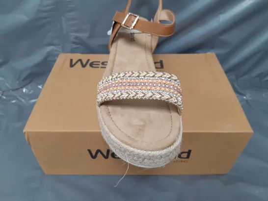 BOXED PAIR OF WESTLAND OPEN TOE LOW WEDGE SANDALS IN CAMEL EU SIZE 42