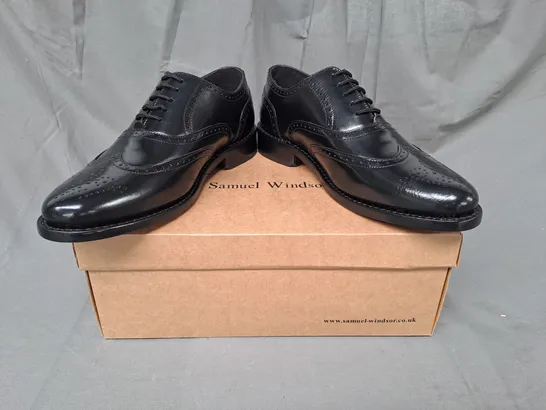 BOXED PAIR OF SAMUEL WINDSOR SHOES IN BLACK UK SIZE 7