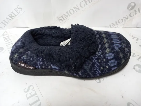 PAIR OF MUK LUKS ANAIS SLIPPERS NAVY SIZE 5