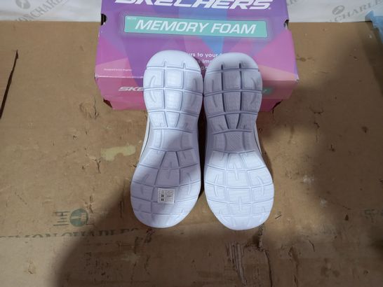 BOXED PAIR OF SKECHERS SIZE 6