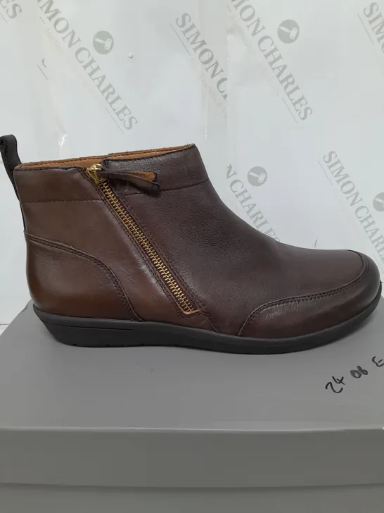 VIONIC LOIS FULL GRAIN CHUKKA FLAT BOOT - SIZE 7.5