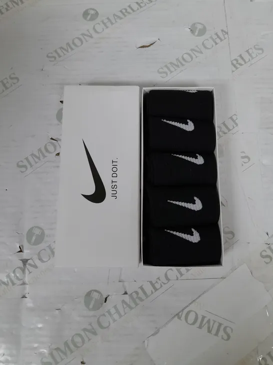 BOXED SET OF 5 NIKE SOCKS IN BLACK - SIZE UNSPECIFIED 