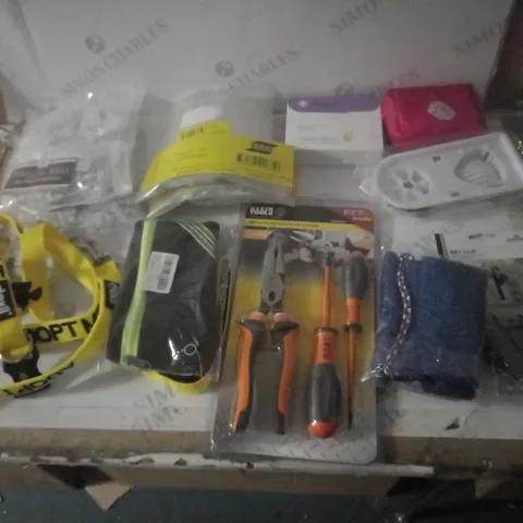 GROUP OF APPROX 10 ASSORTED ITEMS TO INCLUDE VISORS, TOOLS, CABLE CLIPS ETC