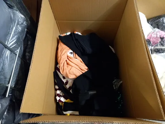 BOX OF APPROXIMATELY 22 CLOTHING ITEMS TO INCLUDE A GREY HOODY, A LIGHT GREEN JUMPER AND A PCSPECIALIST BANDED CHISTMAS JUMPER 