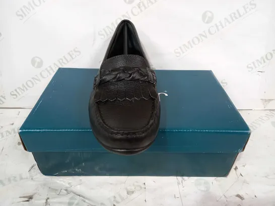 BOXED PAIR OF HOTTER SLIP ON LEATHER SHOES IN BLACK UK SIZE 8