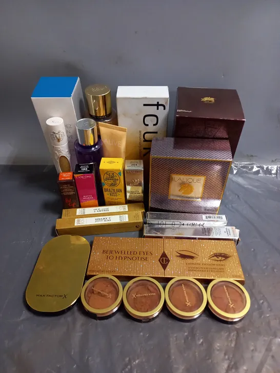 BOX OF APPROX 20 ASSORTED COSMETIC PRODUCTS TO INCLUDE - SOL DE JANEIRO BRAZILIAN KISS LIP BUTTER - CHARLOTTE TILBURY MATTE LIPSTICK IN TELL LAURA - BOXED LALIQUE EAU DE PARFUM 75ML - ETC