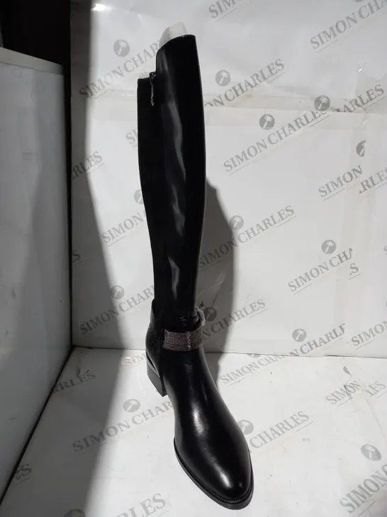 BOXED PAIR OF MODA IN PELLE TAMARRA KNEE BOOTS IN BLACK UK SIZE 7