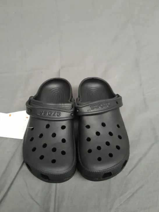 UNBOXED PAIR OF CROCS REVIVA BLACK SIZE M5