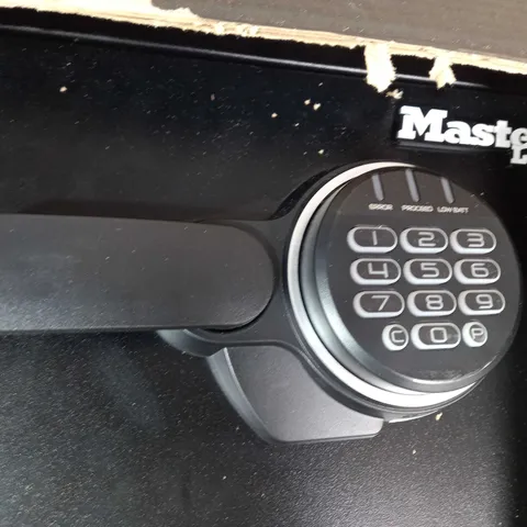 MASTER LOCK FIRE RESISTANT FIREPROOF WATER RESISTANT SAFE