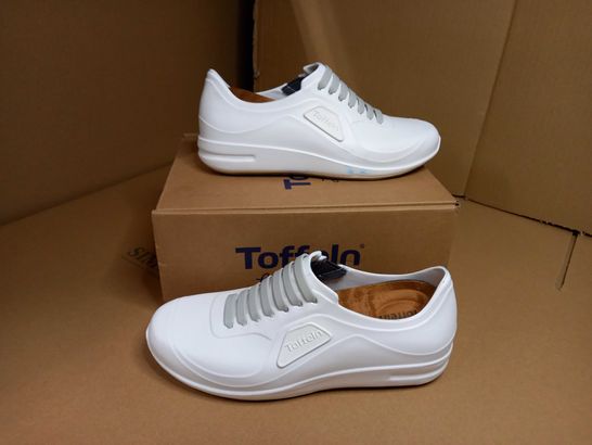 BOXED PAIR OF TOFFELN WHITE TRAINERS - SIZE 6