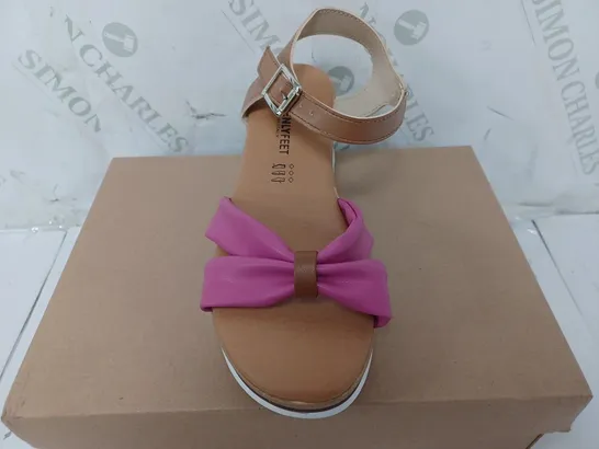 BOXED PAIR OF HEAVENLYFEET BERGAMO SANDALS IN FUCHSIA - SIZE 37