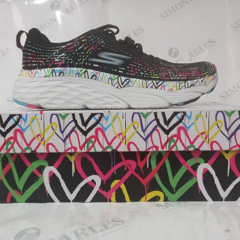 BOXED PAIR OF SKECHERS GO RUN WOMEN'S TRAINERS IN BLACK/MULTICOLOUR SIZE 6