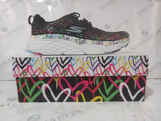 BOXED PAIR OF SKECHERS GO RUN WOMEN'S TRAINERS IN BLACK/MULTICOLOUR SIZE 6