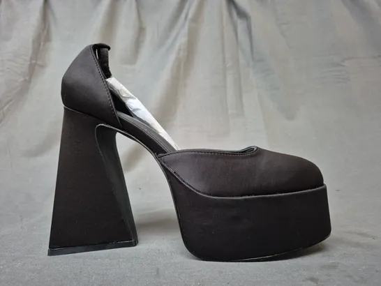 BOXED PAIR OF KOI CLOSED TOE PLATFORM BLOCK HEEL SHOES IN BLACK SIZE 7