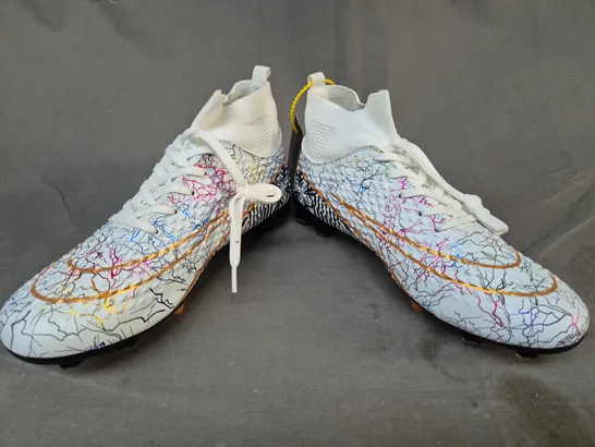 BOXED PAIR OF DESIGNER FOOTBALL BOOTS IN WHITE/MULTICOLOUR EU SIZE 39