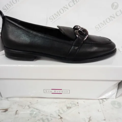 BOXED PAIR OF 5TH AVENUE LEATHER LOAFERS IN BLACK W. CHAIN DETAIL UK SIZE 5.5